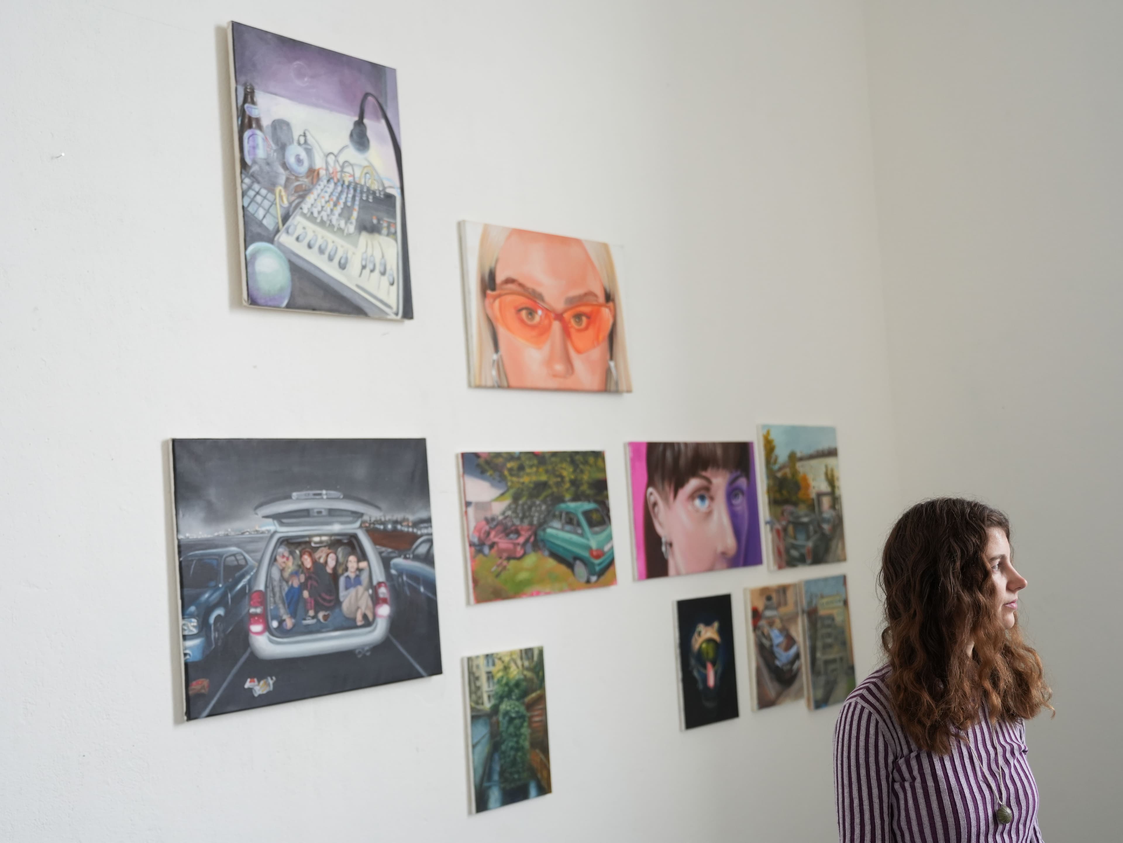 Jodi Smith in ihrem Atelier vor ihren Werken