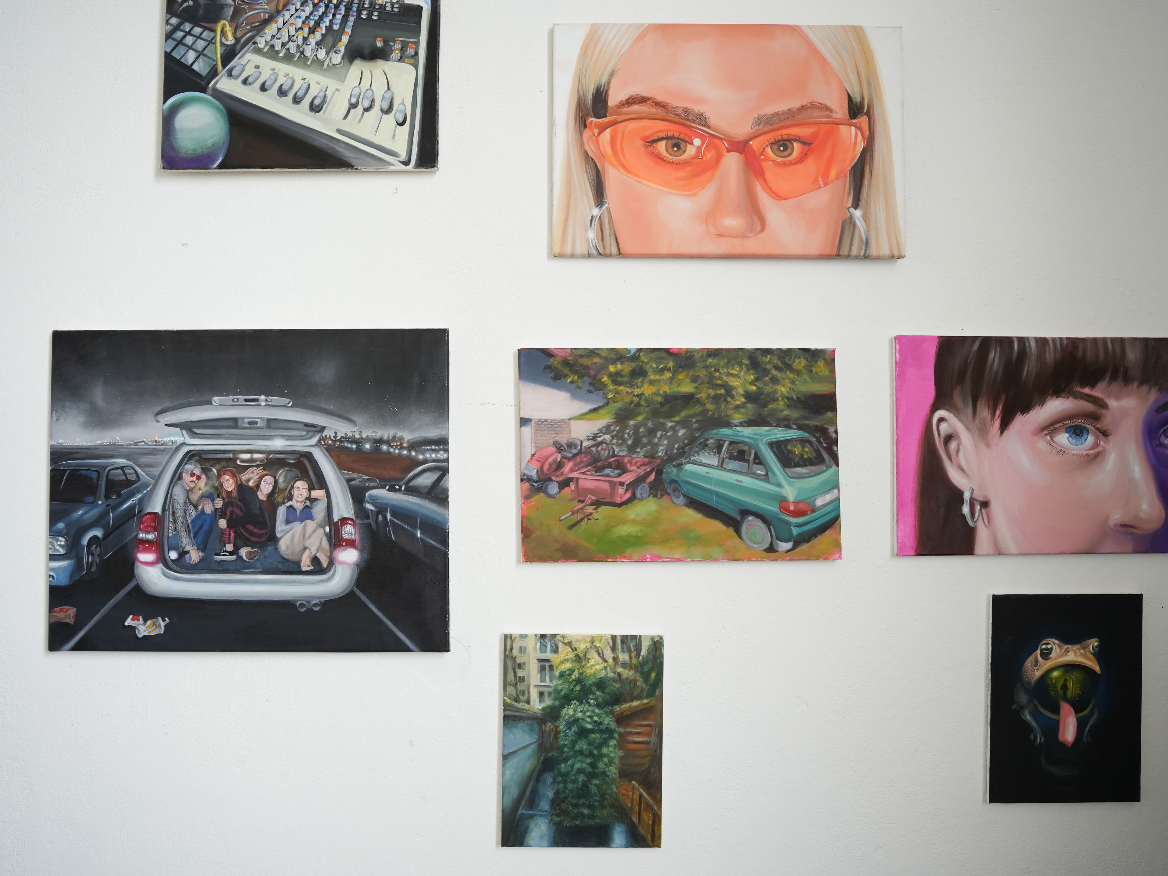 Werke an der Studiowand