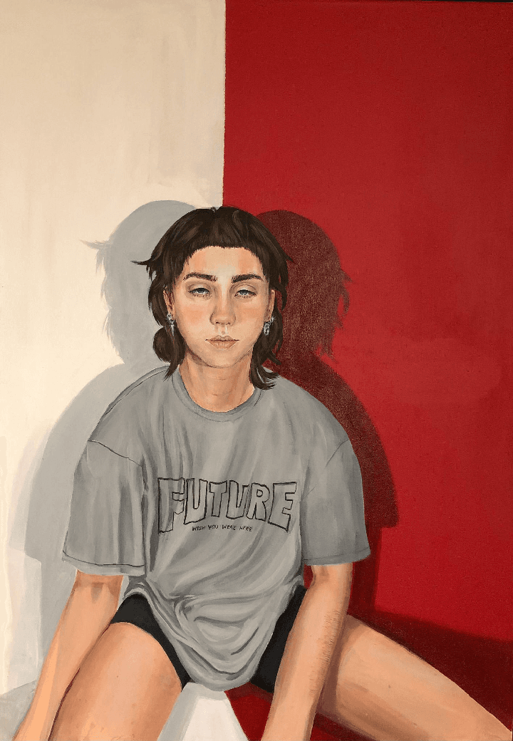 Porträt einer Figur mit „FUTURE"-Shirt vor rot-weißer Wand