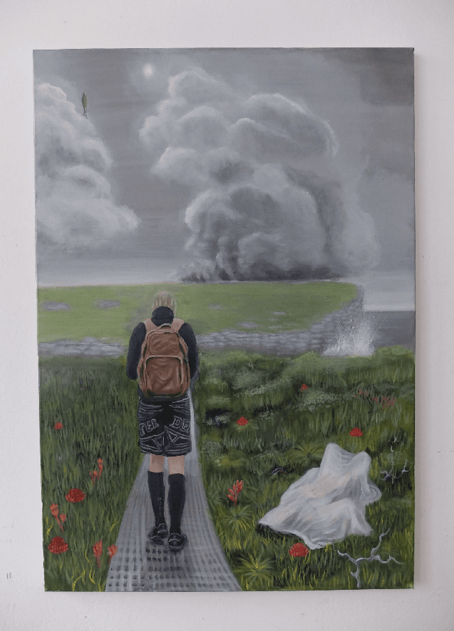 Figur mit Rucksack schaut auf eine aufziehende Wolke über Dharawal country